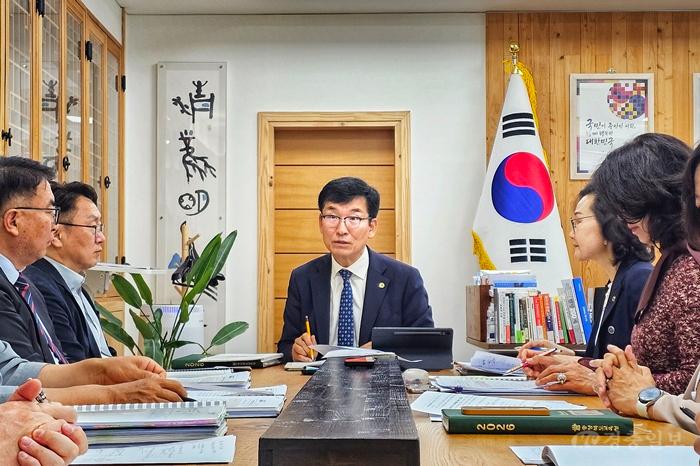 (4.30. 추가보도자료) 윤건영 교육감,교복 유통구조 혁신으로 학생·학부모 부담 줄여야  사진.jpg