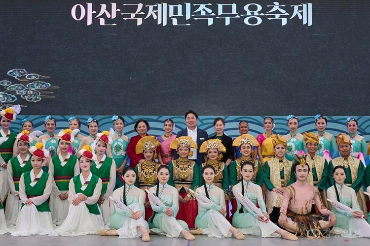 1. “다시 깨어나는 충효의 혼” 성웅 이순신 축제 5일차…시민 참여 열기로 ‘절정’(8).jpg