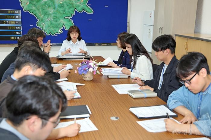 이수현 군수 권한대행이 6일 부군수실에서 재해복구사업 추진상황 점검 회의를 주재하고 있다. (1).jpg