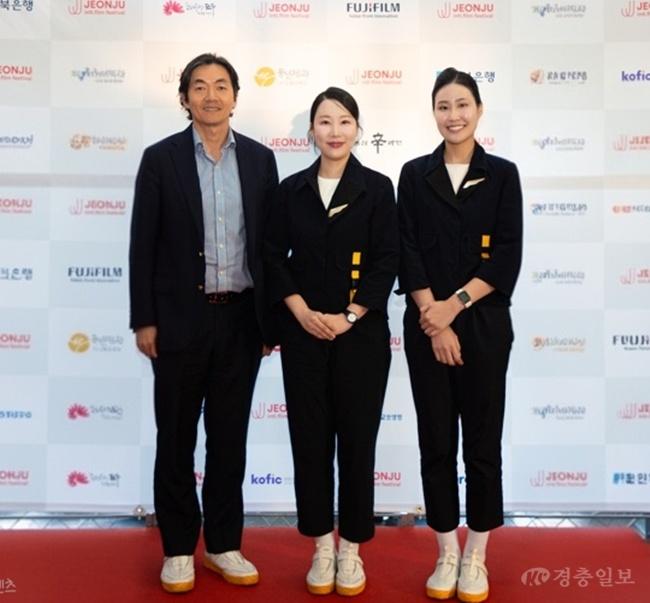 강병호 대표(좌)와 임직원이 전주국제영화제에 참석한 모습.jpg