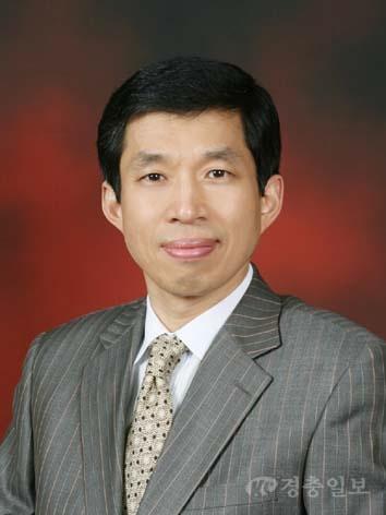 (5.11.) 3. 유성구청 30년 근무 김홍권 팀장, 실무형 판례서 출간 사진1.jpg