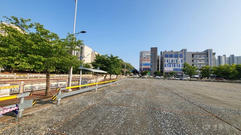 2.아산시 둔포 테크노밸리 임시주차장 개방 “학교 앞 숨통 트였다”.jpg