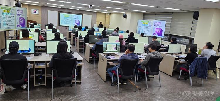충주시 ‘시민정보화교육’ 열기 후끈… 생성형 AI 강좌 인기(정보화교육-챗GPT).jpg