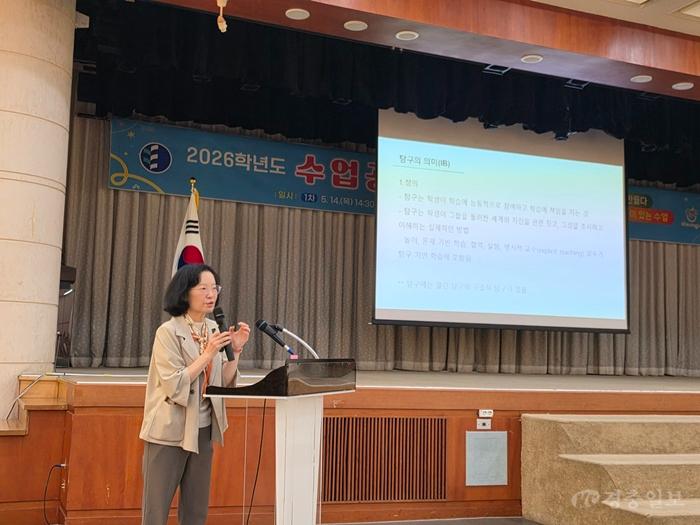 4-1. 수업공감 릴레이 특강-경인교대 정혜승교수 강연사진.jpg