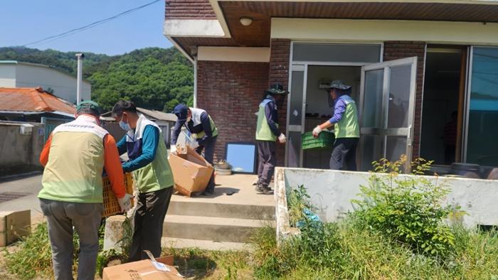 칠성면 지사협, 취약계층가구 주택환경정화 봉사활동 (1).jpeg
