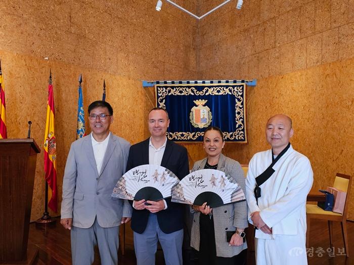 충주시, 스페인 산타폴라시와 맞손… ‘유럽 택견 거점’구축 나선다 (왼쪽부터 강용식 문화체육관광국장, 산타폴라시 오스카발렌수엘라(Oscar Valenzuela) 시의원, 엔카르니라미레즈(Encarni Ramirez) 시의원, 박종보사범).jpg