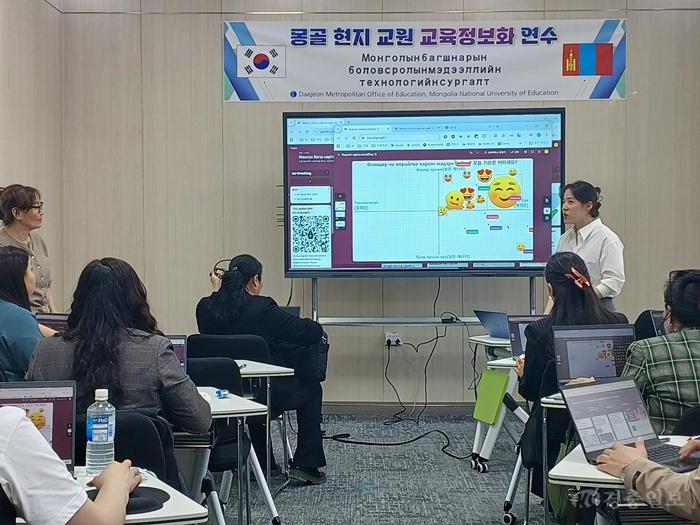 2-2. K-디지털 교육 전파 사진(몽골 사범대학교에서 대전 LEAD교사단이 현지교원 20여명을 대상으로 ICT 정보화 수업 진행).jpg