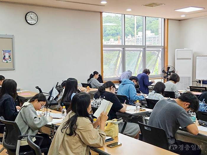 1. 문학의 향기로 가득 찬 대덕문화원… 대전 대덕구, ‘제31회 대덕백일장’ 마무리(1).jpg