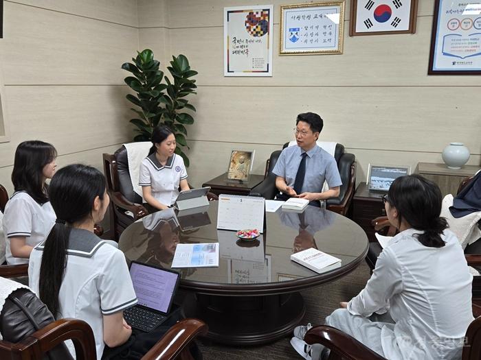 충북여고, 비경쟁 독서토론으로 사고력 키운다(사진).jpg