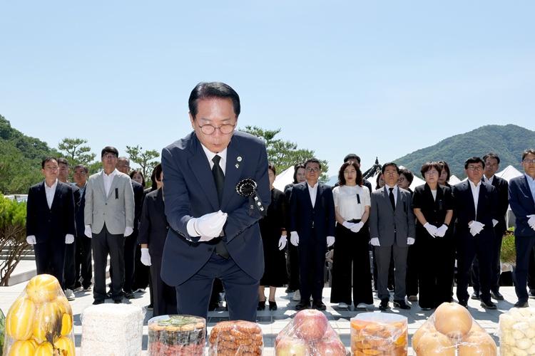 송인헌 괴산군수가 6일 보훈테마공원에서 열린 제71회 현충일 추념행사에 참석해 추념식을 진행하고 있다. (2).jpg