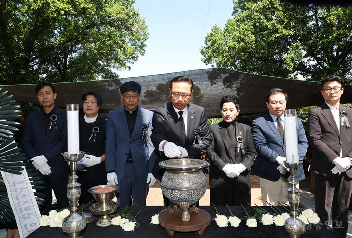 사진_아산시의회 의원들이 헌화 및 분향하고 있다.JPG