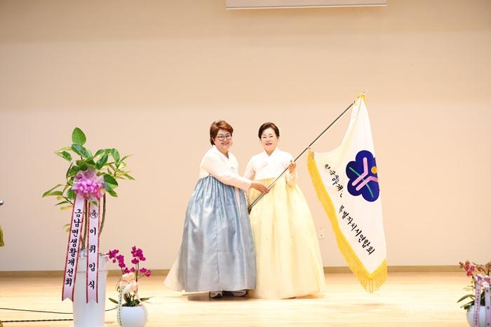 (왼쪽부터)_박병남_전임회장과_서경희_신임회장(농업기술센터).jpeg