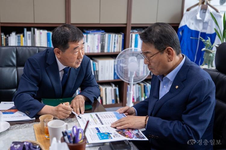 증평군 문체위 김교흥 위원장에게 사업 설명하는 이재영군수.jpg