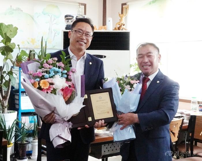 사진1_홍성표 의장이 대한민국지방의정봉사상을 수상한 뒤 기념촬영을 하고 있다.JPG
