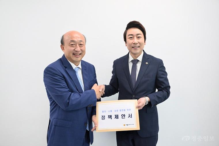 왼, 김영 위원장 오, 임채성 의장 (2).jpg