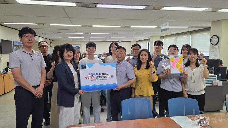 충주시, ‘찾아가는 청렴 릴레이 캠페인’ 두 번째 발걸음(안내판 기준 왼쪽 황숙희 허가민원과장, 오른쪽 강상진 청소행정팀장, 이정인 감사담당관).jpg