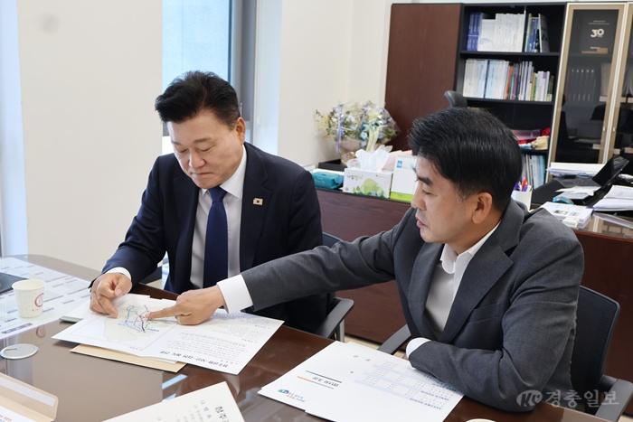 6.19 최재형 보은군수, 민선 9기 핵심사업 추진 위해 충북도와 공조 강화-최재형 군수가 신용한 도시자 당선인에게 주요 사업을 설명하고 있는 모습.JPG