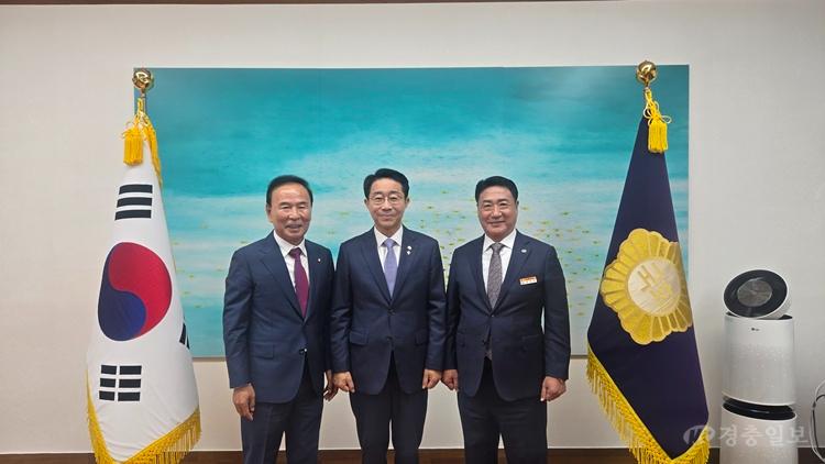1. 정영철 영동군수, 국회 방문…민선9기 핵심 공약·현안사업 협력 요청 (1) (왼쪽부터 박덕흠 국회부의장, 조정식 국회의장, 정영철 영동군수).jpg