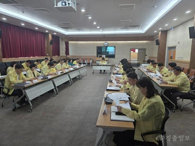 이수현 괴산부군수가 군청 대회의실에서 여름철 자연재난 대비 준비상황 점검회의를 주재학고 있다. (2).jpg