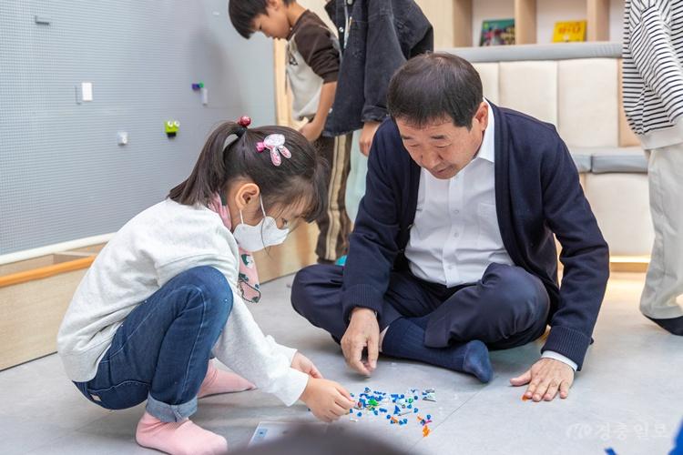 군 청사 행복돌봄나눔터에서 아이와 함께 있는 이재영 군수.jpg