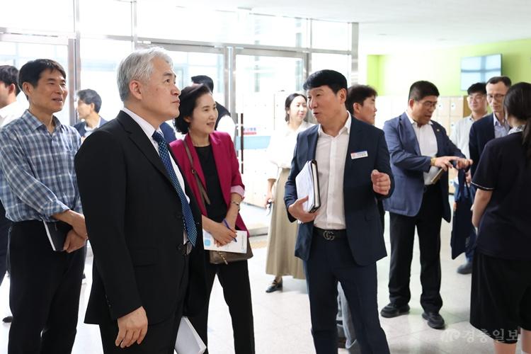 [사진]★(보도자료) 제5대 교육감직인수위원회 세종장영실고 현장방문2.jpg