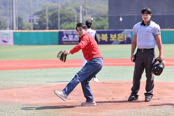 6.29.보은군, ‘제73회 전국중학야구선수권대회’ 성황리 마무리(결승전에 앞서 최재형 보은군수 시구).JPG