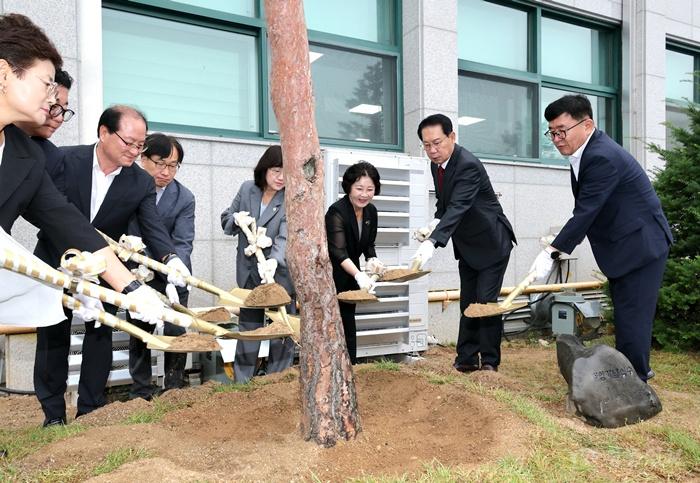 송인헌 군수가 민선9기 첫날인 1일 군청에서 기념식수를 하고 있다.jpg