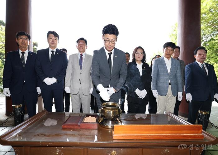 사진2_제10대 아산시의회 의원들이 현충사 참배를 하고 있다.JPG