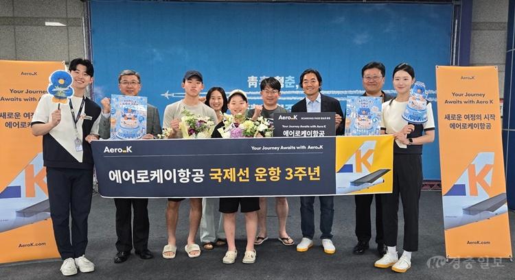 사진2.에어로케이 국제선 운항 3주년을 맞아 오사카발 첫 입국객 환영.jpg