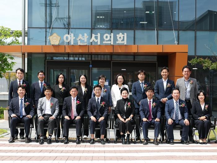사진3_제10대 아산시의회 의원 단체사진.jpg