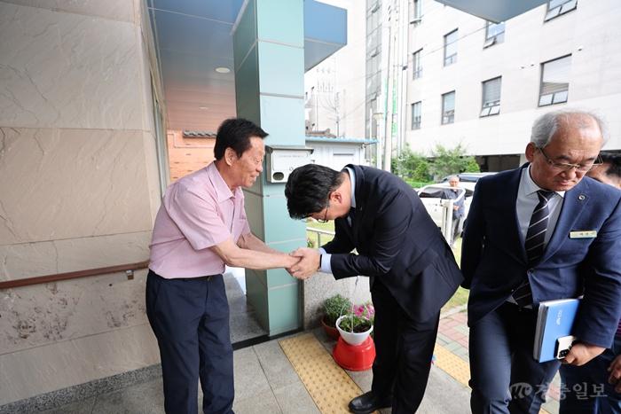 김명식 군수 진천읍 방문 사진(진천읍 노인회관).jpg