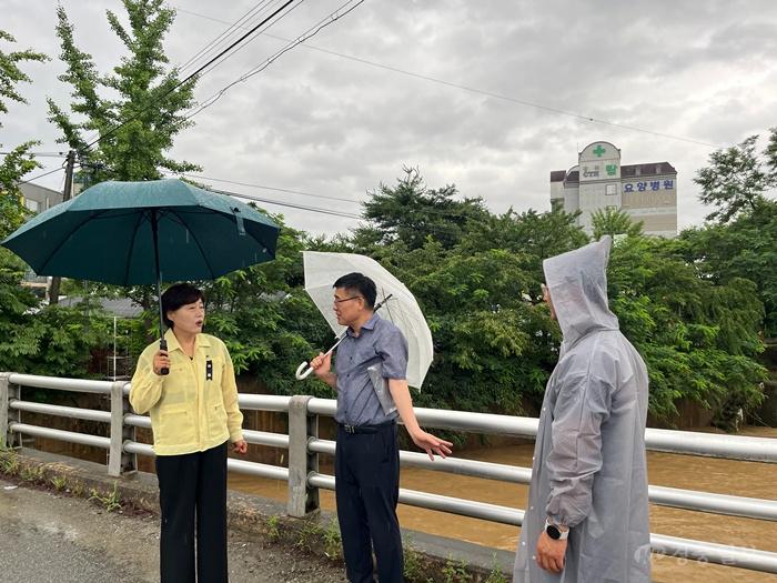 [사진] 260709 임은성 청주시의회 의장, 집중호우 피해 현장 긴급 점검(장성2교)(2).jpeg