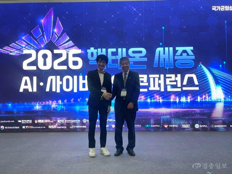 시노하라 히로유키 대표(왼쪽)와 야마시타 아키마사 원장(대외협력담당관).jpg