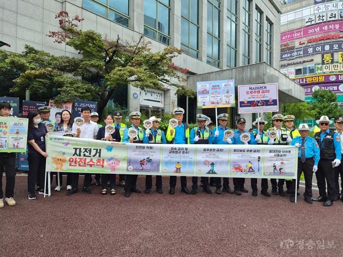 2-2. 자전거 안전문화 확산 캠페인 단체사진2.jpg