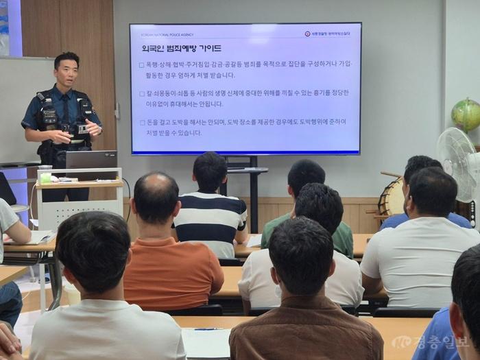 세종경찰청 광역예방순찰대 이정섭 경사가 외국인 노동자 대상으로 보이스피싱 예방 교육을 하고 있다2.jpeg