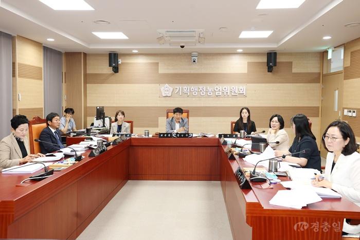 사진1_기획행정농업위원회가 해당 동의안을 심사하고 있다.JPG