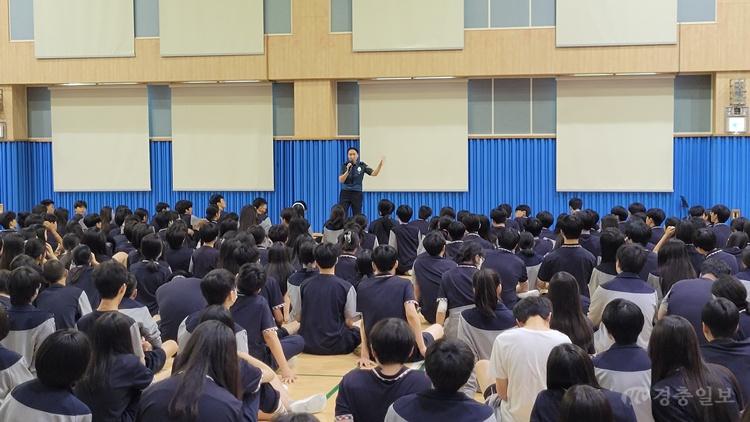 세종남부경찰서 관계자가 반곡중학교에서 학생들을 대상으로 청소년 사이버도박 예방교육을 진행하고 있다.jpg