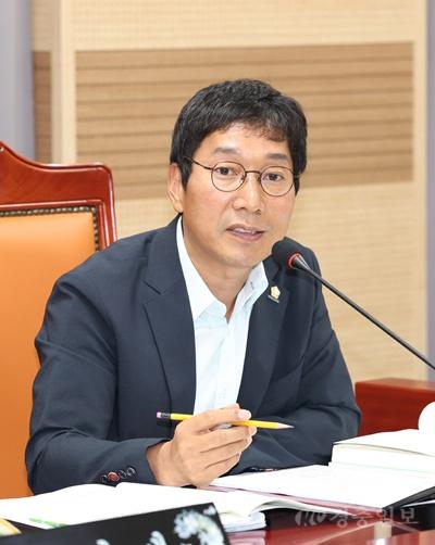 사진_유수영 의원이 기획행정농업위원회 주요 업무 계획보고에서 질의를 하고 있다.JPG