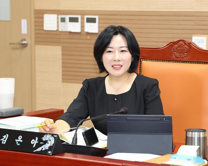 사진_김은아 의원이 기획행정농업위원회 주요 업무 계획보고에서 질의를 하고 있다.JPG