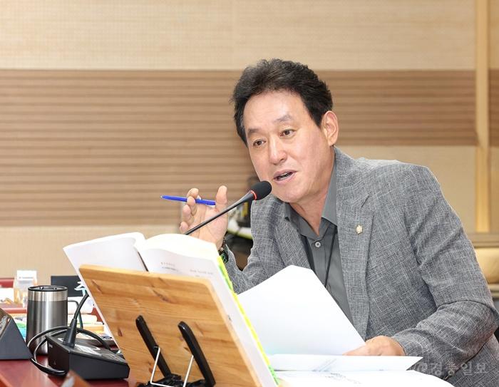 사진_이춘호 의원이 문화복지환경위원회 주요 업무 계획보고에서 질의를 하고 있다.jpg