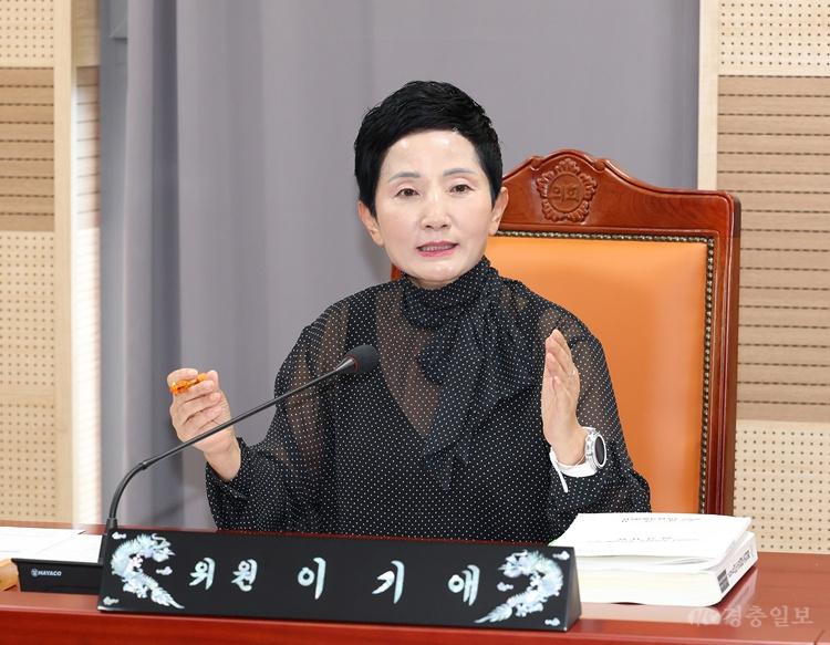 사진_이기애 의원이 기획행정농업위원회 주요 업무 계획보고에서 질의를 하고 있다.JPG