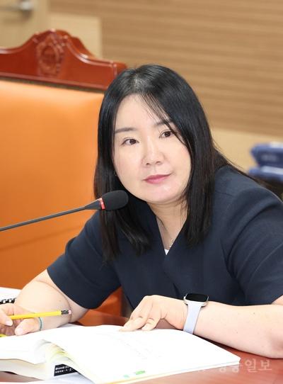 사진_위민경 의원이 기획행정농업위원회 주요 업무 계획보고에서 질의를 하고 있다.JPG
