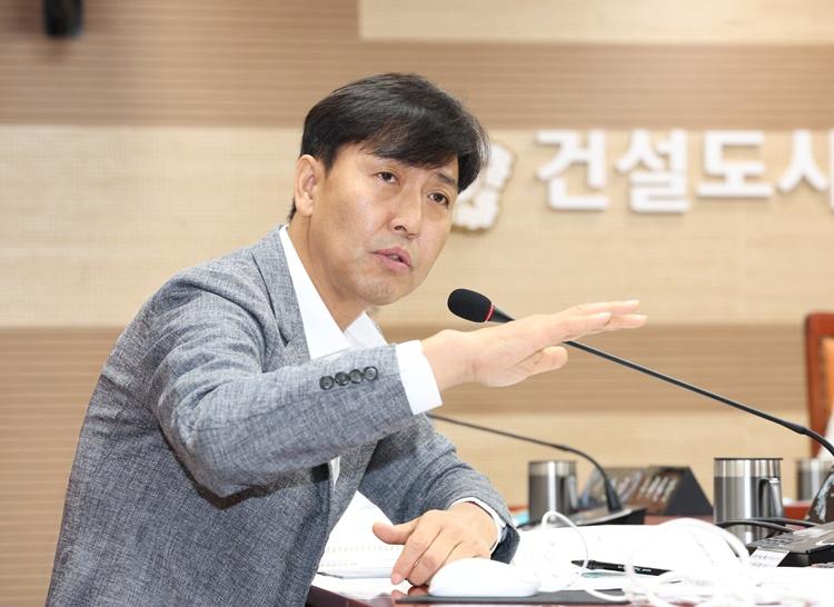 사진_명노봉 의원이 건설도시위원회 주요업무보고에서 질의하고 있다.JPG