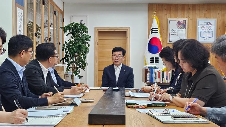 (7.24. 추가보도자료) 윤건영 교육감, 학교가 교육에만 전념하도록... 현장 밀착 지원체계 강화할 것 사진.jpg