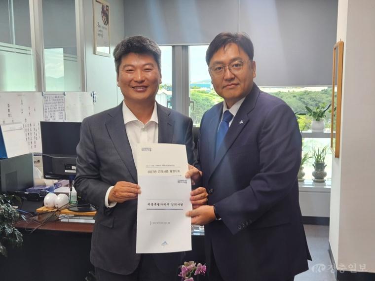 왼쪽부터 박창환 예산총괄심의관(예산실장 직무대리), 조상호 시장(예산담당관).jpg
