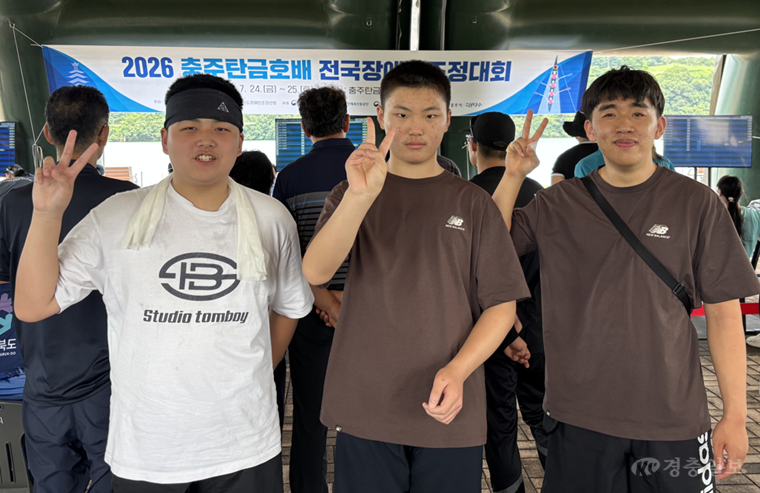 조정 선수단 단체사진_왼쪽부터 박선호, 송태양, 유건우 선수(체육진흥과).png