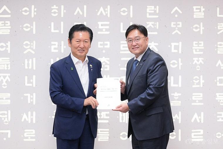 왼쪽부터 정청래 더불어민주당 당대표 후보, 조상호 시장(정책기획관).jpg