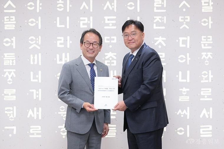 왼쪽부터 강준현 국회의원, 조상호 시장(정책기획관).jpg