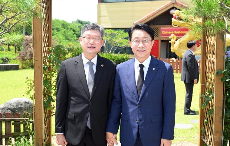 왼쪽부터 안신일 의장, 조정식 국회의장.jpg