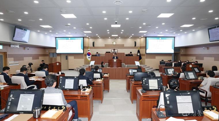 사진1_제266회 아산시의회 임시회 제2차 본회의가 열리고 있다.JPG